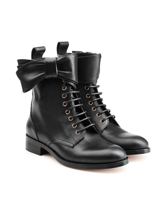 Sulit SetujuSebaliknya orang yang memakai alas kaki berat dan maskulin seperti boots cenderung kurang mudah setuju. Bisa jadi orang ini punya sifat keras atau kurang bisa diajak kerjasama.Foto: ist