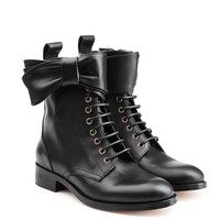 Sulit SetujuSebaliknya orang yang memakai alas kaki berat dan maskulin seperti boots cenderung kurang mudah setuju. Bisa jadi orang ini punya sifat keras atau kurang bisa diajak kerjasama.Foto: ist