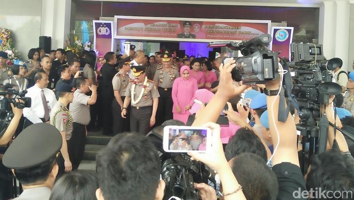 Taburan Bunga dan Pedang Pora Anggota Polri Lepas Jenderal Budi Gunawan ke BIN