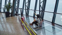 Foto: Lantai kaca bertajuk Walk in the Sky tersebut ada di dek observasi lantai 58, yang tingginya 223 meter (Kurnia/detikTravel)