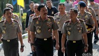 Jenderal Budi Gunawan (tengah) didampingi Kabaharkam Komjen Putut Eko Bayuseno (kiri) dan Kapolri Jenderal Tito Karnavian (kanan) tiba di PTIK.