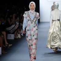 Karya Anniesa Hasibuan di NYFW 2017 menyedot perhatian media internasional seperti Harpers Bazaar, Daily Mail, Refinery 29, Teen Vogue, hingga Huffington Post.  Foto: dok. Getty Images
