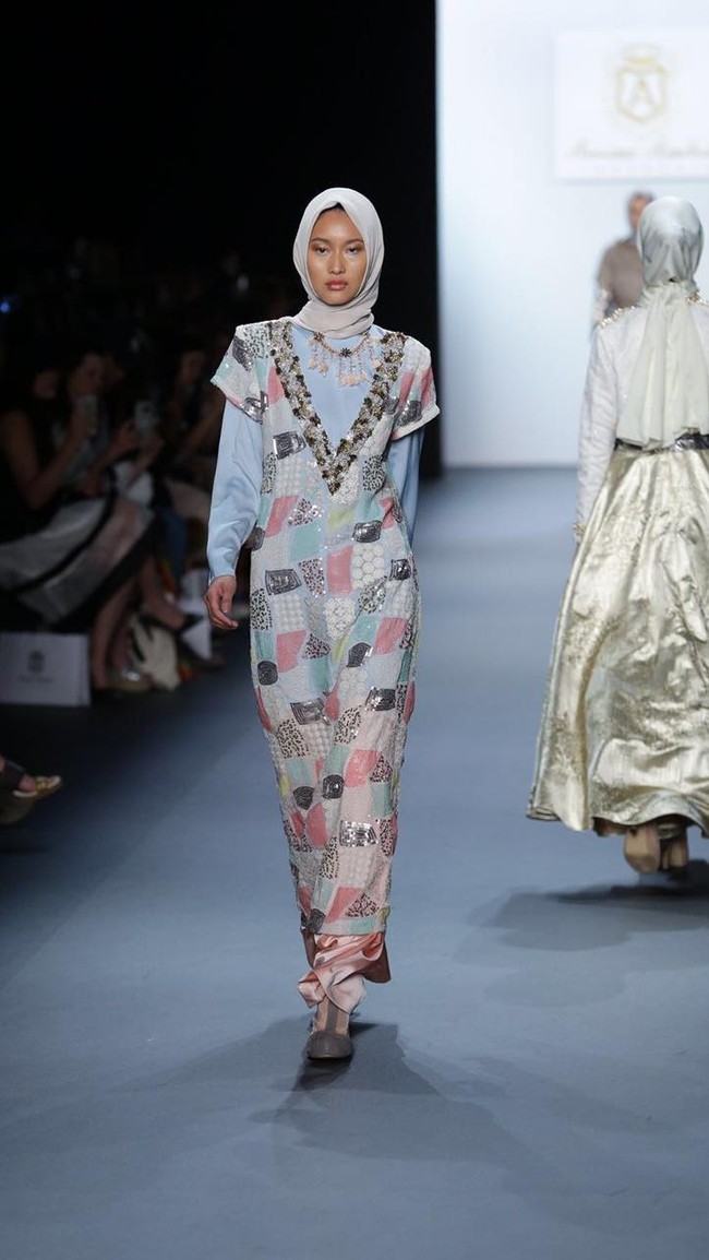 Karya Anniesa Hasibuan di NYFW 2017 menyedot perhatian media internasional seperti Harpers Bazaar, Daily Mail, Refinery 29, Teen Vogue, hingga Huffington Post.  Foto: dok. Getty Images