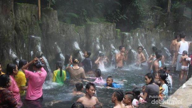 Pemandian air panas di Guci Tegal