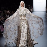 Sejumlah koleksi Anniesa Hasibuan di NYFW 2017 juga tersemat mutiara terutama pada gaun-gaun couture-nya. Foto: dok. Getty Images