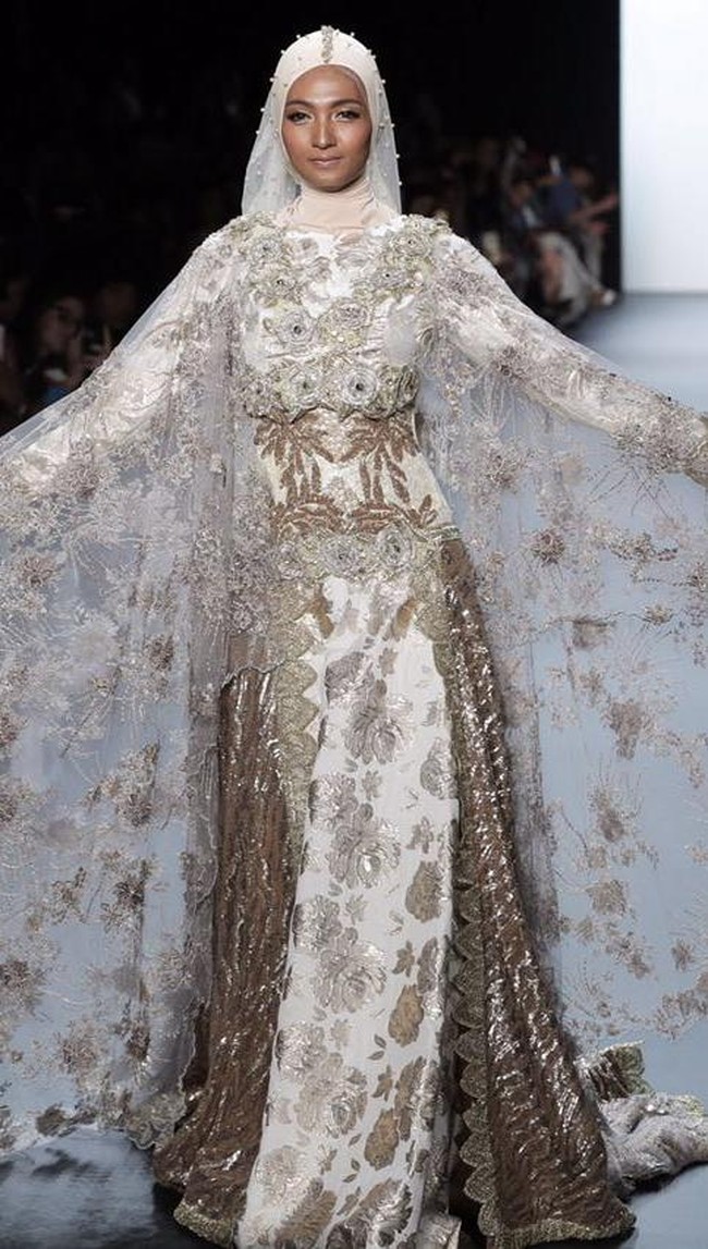 Sejumlah koleksi Anniesa Hasibuan di NYFW 2017 juga tersemat mutiara terutama pada gaun-gaun couture-nya. Foto: dok. Getty Images