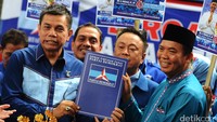 Sekjen Partai Demokrat Hinca Pandjaitan memberikan rekomendasi untuk pasangan Firdaus dan Ayat Cahyadi sebagai pasangan calon Wali Kota dan Wakil Wali Kota Pekanbaru di Kantor DPP Demokrat, Jalan Tugu Proklamasi, Menteng, Jakarta Pusat, Rabu (14/9/2016).