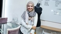 Istri dari Irwansyah itu tampil dengan hijab coklat dan abu-abu yang dipadukan kemeja putih dan bawahan berwarna abu-abu. Pool/Palevi S/detikFoto.