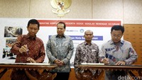 Pemilik CT Corp Chairul Tanjung (dua dari kiri) dan Mendikbud Muhajir Effendi (dua dari kanan) menyaksikan penandatanganan kerja sama di Kantor Kemdikbud, Jakarta, Rabu (14/9/2016).