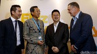 Territory Manager Asia Region Nintex, Andy Gunawan bersama Chief Operation Officer PT Asuransi Jiwa BCA, Yannes Chandra, Direktur PT eBiz Cipta SOlusi, Dedy Lingga, dan VP Sales Nintex APAC, Brian Waishe, tengah berbincang di acara Ebiz Solution Day, di Jakarta, Rabu (14/09/2016).