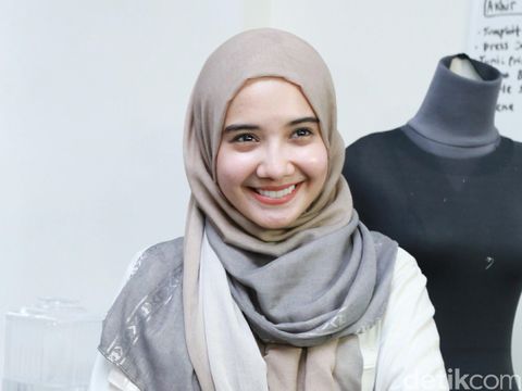 Trik Zaskia Sungkar Agar Tak Terlihat Double Chin Saat Selfie