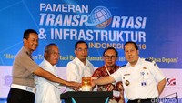Menhub Budi Karya Sumadi (tengah), Menteri PUPR Basuki Hadimuljono (kedua kiri) dan pejabat terkait memencet tombol peresmian pameran.