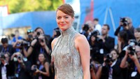 Emma Stone sukses membuat semua perhatian tertuju padanya lewat dress silver rancangan Atelier Versace. Vittorio Zunino Celotto/Getty Images/detikFoto.