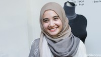 Ia selalu tersenyum kala berpose di depan kamera. Pool/Palevi S/detikFoto.