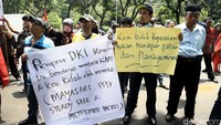 Massa membawa berbagai poster dan spanduk untuk menyuarakan aspirasi.
