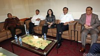 (Ki-ka) Menko Perekonomian Darmin Nasution, Menko Polhukam Wiranto, Menko Pembangunan Manusia dan Kebudayaan Puan Maharani, Menko Maritim Luhut Panjaitan berbincang dengan Ketua Banggar DPR RI Kahar Muzakir sebelum rapat.
