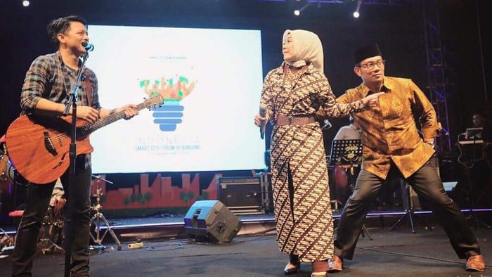 KPAI Kritik Ridwan Kamil dan Istrinya yang Unggah Foto Bareng Ariel