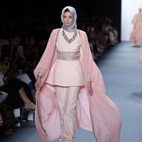 Koleksi DJakarta Anniesa Hasibuan di NYFW 2017 juga sempat viral dan menjadi perbincangan netizen. Banyak yang kagum dengan hasil karya bos First Travel pada masa itu. Foto: dok. Getty Images