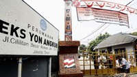 Warga menggembok gerbang sebagai bentuk penolakan eksekusi rumah.