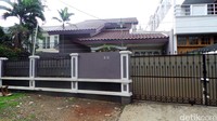 Dari pantuan detikcom, Rabu (14/9/2016), rumah Gatot Brajamusti yang beralamat di Jalan Niaga Hijau X No 6 RT 07/017 Kelurahan Pondok Pinang, Kebayoran Lama, Jaksel, sekarang masih tertutup.