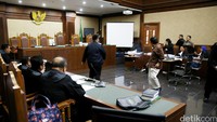 Insiden proyektor terbakar terlihat sebelum sidang dimulai.