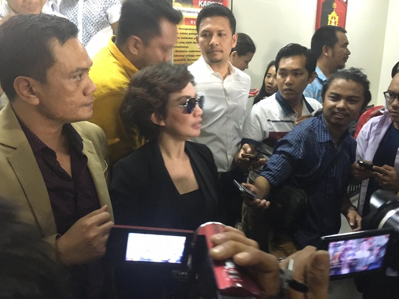 Reza Artamevia Bersaksi di Kasus Dugaan Pencabulan Gatot Brajamusti Reza Artamevia Bersaksi di Kasus Dugaan Pencabulan Gatot Brajamusti
