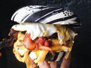 Goth Bagel Burger, Uniknya Bagel dan Burger yang Loreng Hitam Putih