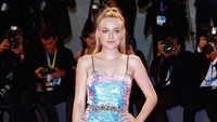 Gaun menyapu lantai berkilau dari Miu Miu, membuat Dakota Fanning terlihat memesona. Andreas Rentz/Getty Images/detikFoto.