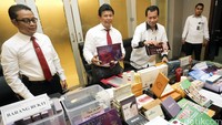 Ari mengatakan dalam penyelidikan ditemukan empat papan nama dokter spesialis yang dahulu bekerja di situ. Diduga ke empat papan nama praktik dokter itu untuk memancing pelanggan untuk datang.