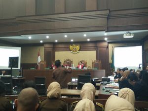 Nyaris Pukul 00.00 WIB, Akhirnya Sidang Kasus Kopi Sianida Ditunda