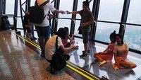 Foto: Sensasi berjalan di atas kaca di ketinggian tak hanya bisa dirasakan di jembatan kaca Zhangjiajie, China. Liburan ke Macau Tower di Macau, ada pula lantai kaca di ketinggian yang bisa traveler lewati untuk uji adrenalin (Kurnia/detikTravel)