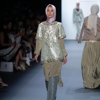 Koleksi Anniesa Hasibuan selalu memiliki sentuhan keemasan sesuai ciri khas gaya rancangannya. Gaya layering juga berusaha diwujudkan bos First Travel itu pada penampilan NYFW 2017 pertamanya.  Foto: dok. Getty Images