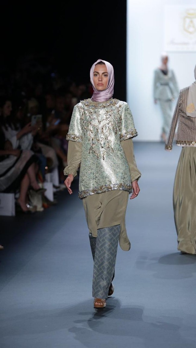 Koleksi Anniesa Hasibuan selalu memiliki sentuhan keemasan sesuai ciri khas gaya rancangannya. Gaya layering juga berusaha diwujudkan bos First Travel itu pada penampilan NYFW 2017 pertamanya.  Foto: dok. Getty Images
