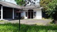 Tak ada aktivitas di Padepokan yang berlokasi di Jalan Cikiray, Kampung Rambay, Desa Sukamanah, Kecamatan Cisaat, Sukabumi, Jawa Barat tersebut.