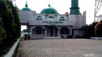 Tepat di depan rumah orang tua Gatot Brajamusti berdiri Masjid Jami Attawwaddin. Konon, masjid itu dibangun oleh Gatot Brajamusti.