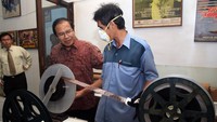 Rizal melihat proses perawatan film. Pool/dok. Humas Rizal Ramli.