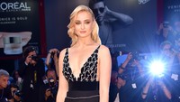 Bintang Game of Thrones Sophie Turner tampil sangat elegan lewat dress hitam dari Yanina haute couture. Pascal Le Segretain/Getty Images/detikFoto.