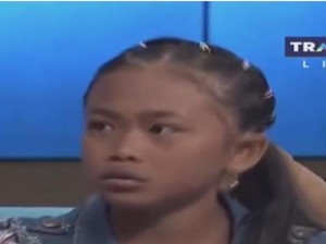 Kisah Bocah Penjual Kartu Pos di Pura Besakih yang Jago Puluhan Bahasa Asing