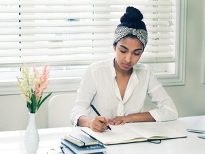 Buku Puisi Penyair Fenomenal Rupi Kaur Laris