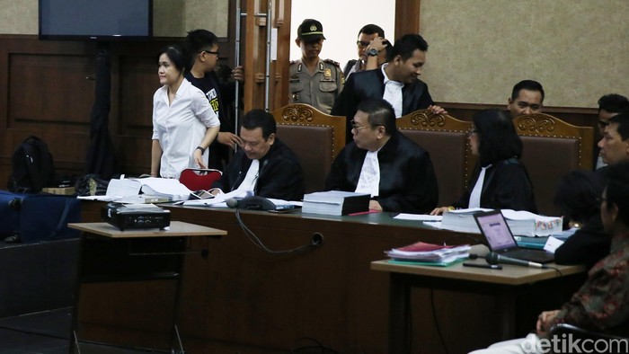 Hakim Binsar Tanya Soal Rencana Racuni Mirna, Saksi Ahli Tak Bisa Jawab