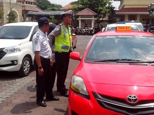 Sopir Taksi Online Palembang Tolak Pemasangan Stiker