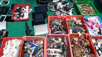 Hampir tak ada barang yang dijual secara spesifik dalam satu lapak, mulai dari sepatu, kabel-kabel, handphone, tablets, radio, kamera dan lensa, buku, baju dan celana, kacamata hingga benda-benda aneh seperti jimat pun ada disini.
