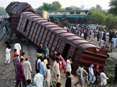 Dua Kereta Bertabrakan di Pakistan