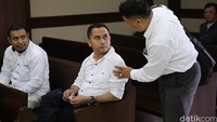 Kasim Sangaji (tengah) menunggu sidang.