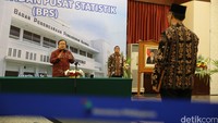 Menteri PPN/Kepala Badan Perencanaan dan Pembangunan Nasional (Bappenas) Bambang Brodjonegoro memberi pidato usai melantik Suharyanto.