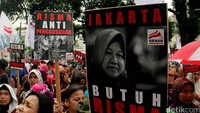 Massa dari Gerak Indonesia melakukan aksi dukungan meminta PDIP mengajukan Wali Kota Surabaya Tri Rismaharini di Pilgub DKI 2017.