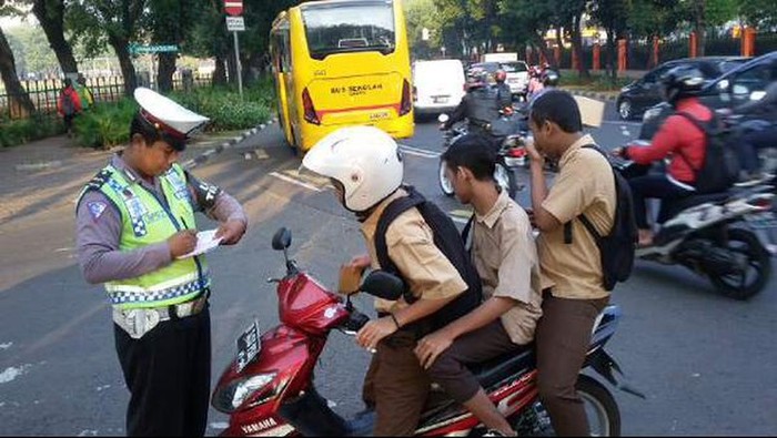 Pelajar ditilang