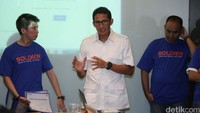 Sandiaga Uno didampingi Koordinator Sildier Anthony Leong (kiri) dan Koordinator Sahabat Sandiaga Uno (kanan) saat Batch Training Digital Volunteer For Political Campaign untuk relawan Sandiaga Uno di Jakarta, Kamis (15/9).