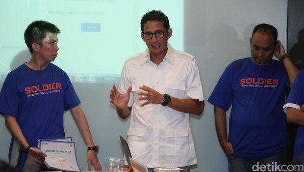Sandiaga memakai safari khas Gerindra.