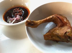 Ayam Goreng Menteng: Krenyes Gurih Ayam Goreng Kampung Bumbu Kuning